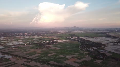Sonnenuntergangsstunde-Aus-Der-Luft-über-Reisfeldern-In-Der-Nähe-Von-Penang-Und-Kedah.